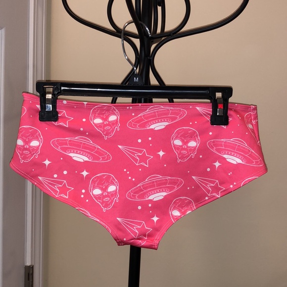 Electric threads rave shorts glow in the dark - Picture 3 of 4